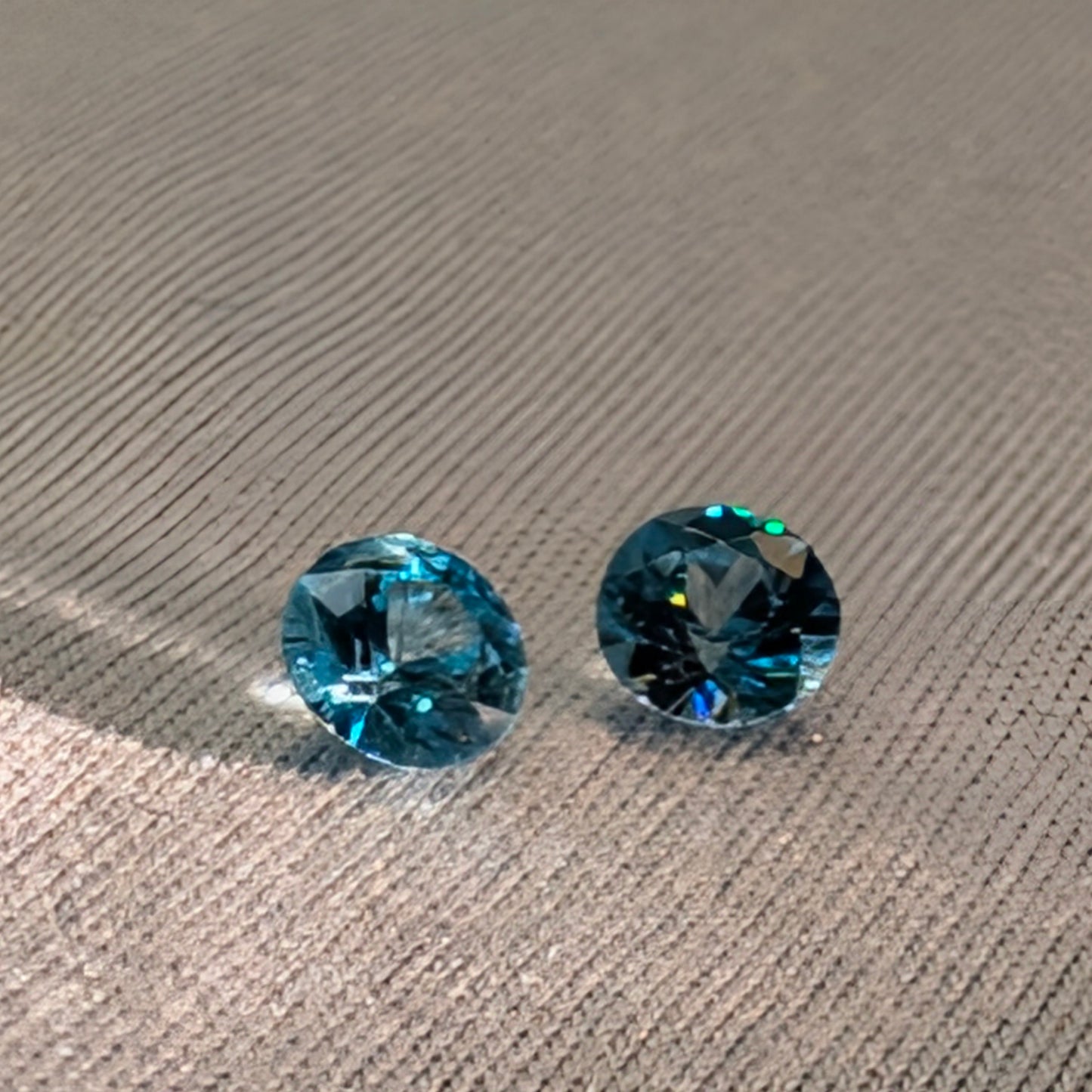 Round Pair Blue Zircon, 2=0.66ct