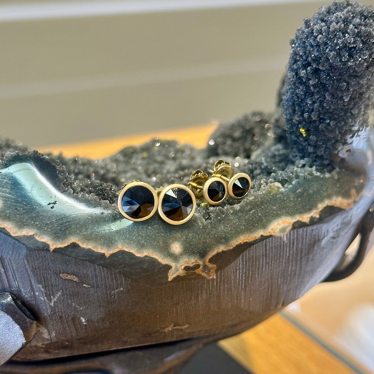 Black Spinel Point-up Studs